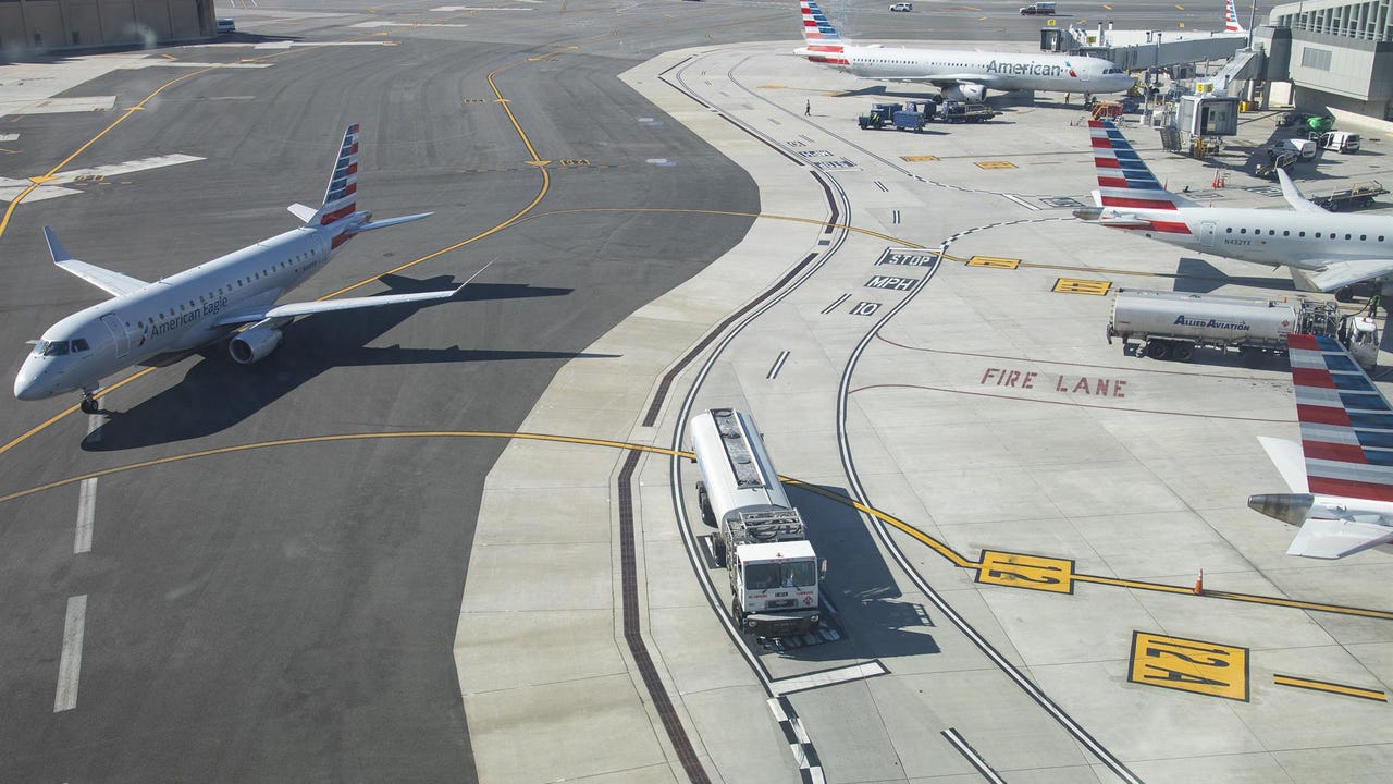 Dos aviones colisionan en una pista de despegue en el aeropuerto de LaGuardia de Nueva York
