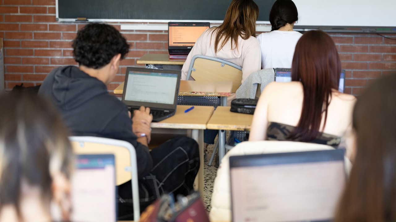 Los adolescentes de Barcelona fuman y beben menos, pero tienen un grave problema y va en aumento