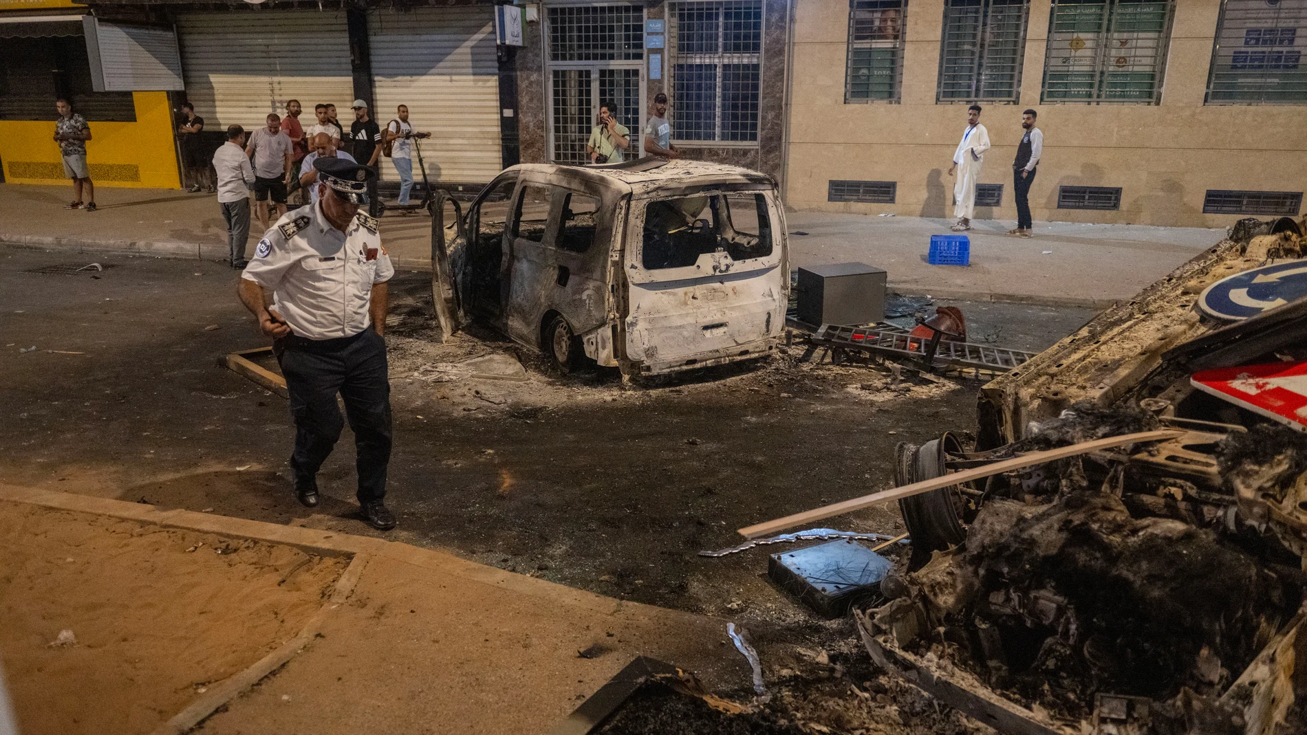 Sale (Morocco), 01/10/2025.- A burnt vehicle is seen along a street during youth-led protests demanding healthcare and education reforms in Sale, Morocco, 01 October 2025. (Protestas, Marruecos) EFE/EPA/Jalal Morchidi