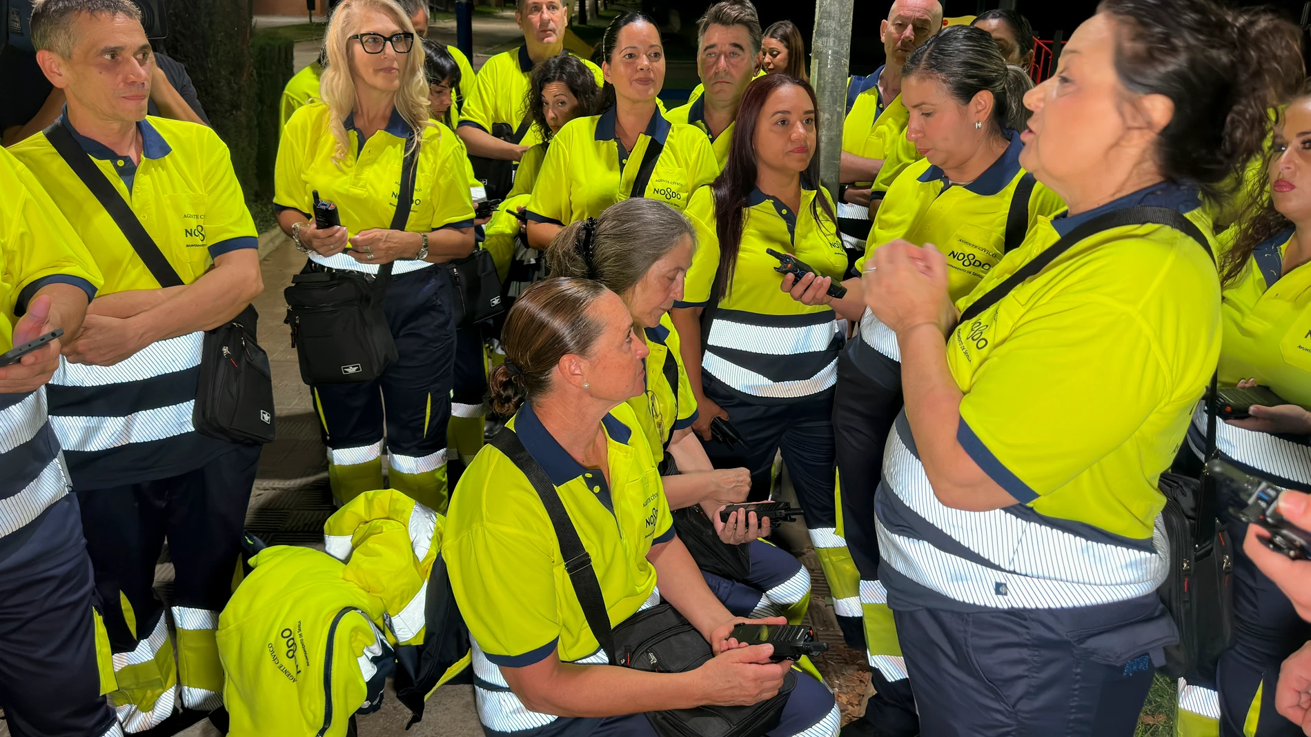 SEVILLA, 01/10/2025.- Medio centenar de agentes cívicos, conocidos como serenos, volverán a patrullar desde la noche de este miércoles por las calles de Sevilla para velar por la seguridad de los vecinos tras culminar el proceso de formación que han llevado a cabo en las últimas semanas. EFE/David Arjona