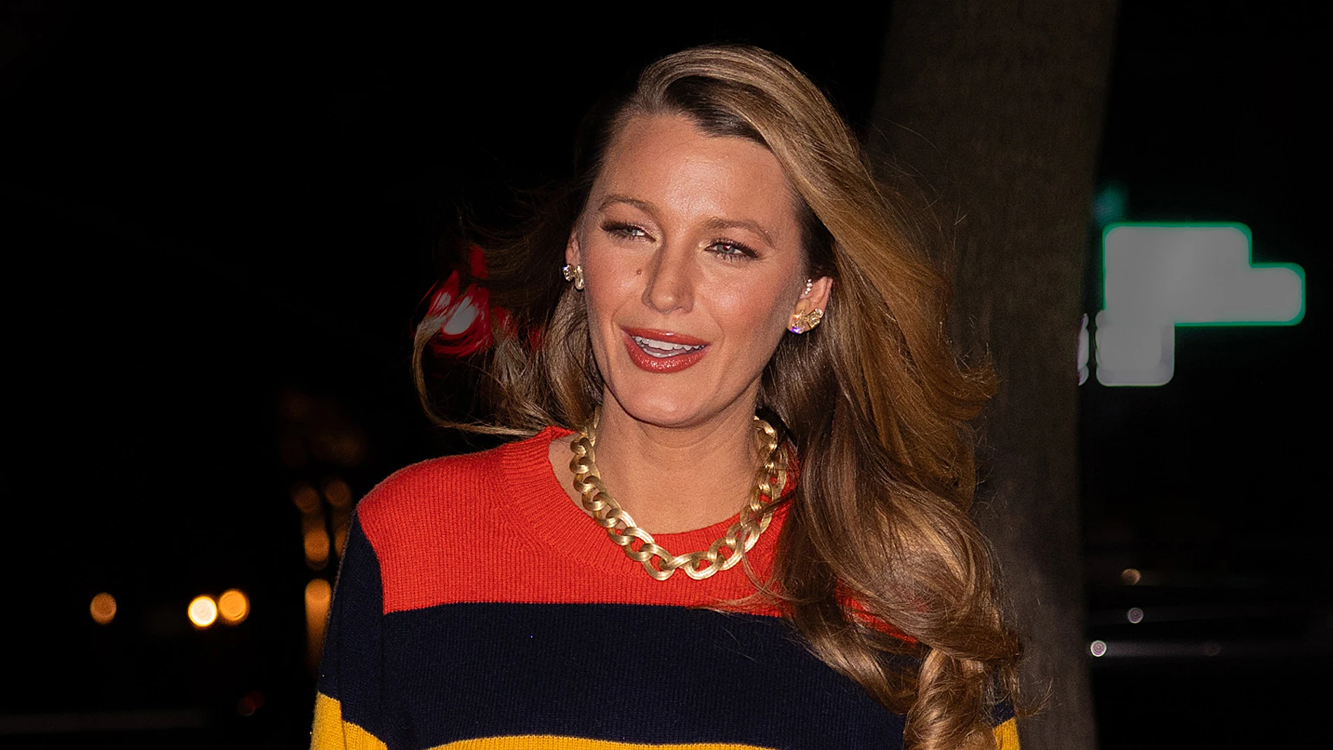 Blake Lively con camiseta de rayas.