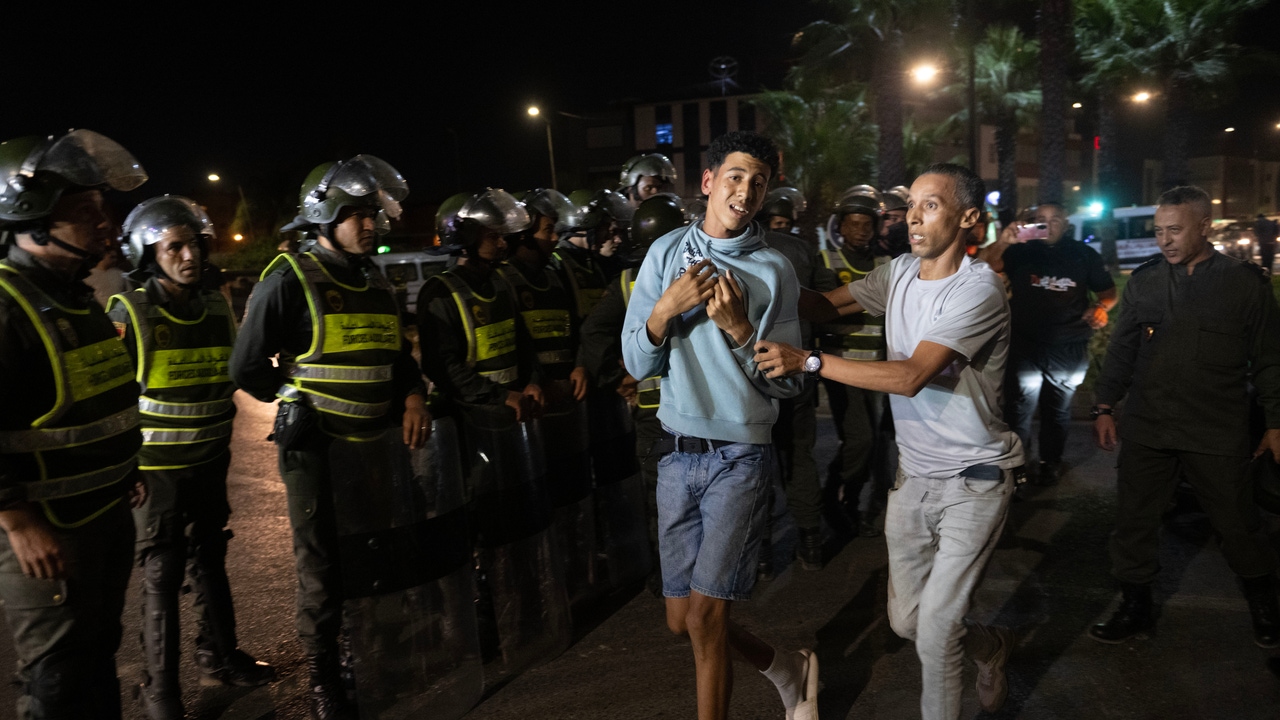 Dos muertos en las protestas sin precedentes de los jóvenes marroquíes durante el asalto a una Gendarmería Real
