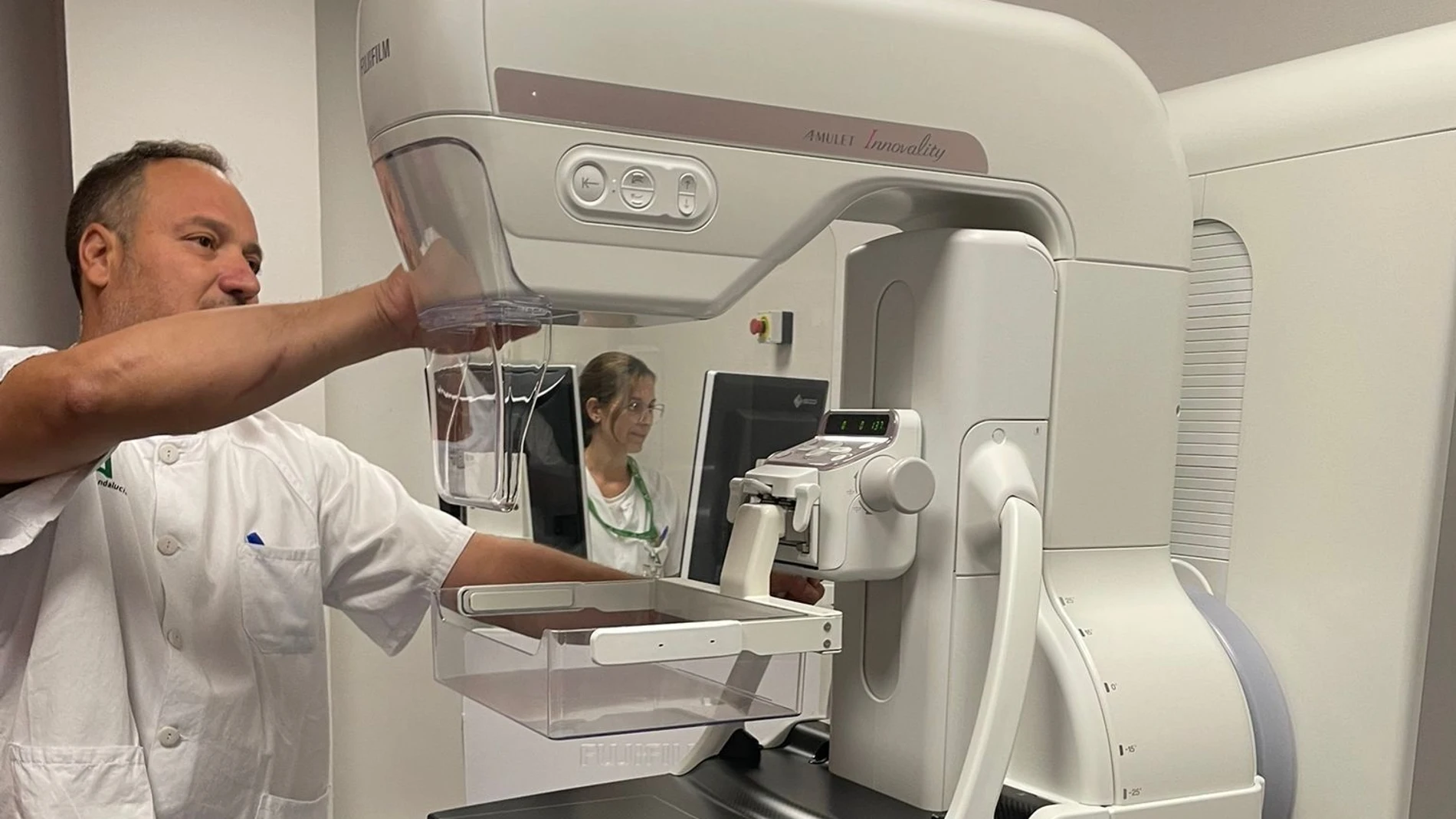 Andalucía llamará a 2.000 mujeres del cribado del cáncer de mama y anuncia que "depurará responsabilidades"