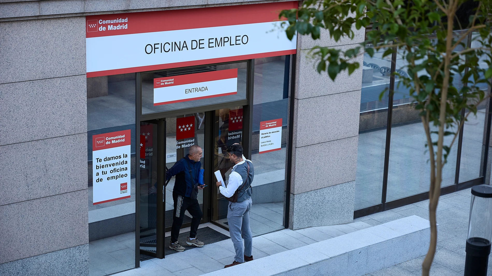 Varias personas entran a una oficina del SEPE, a 2 de octubre de 2025, en Madrid (España). El paro registrado en las oficinas de los servicios públicos de empleo bajó en 4.846 personas en septiembre en relación con el mes anterior (-0,2%) debido, sobre todo, al descenso del desempleo en la construcción y los servicios, según datos publicados por el Ministerio de Trabajo y Economía Social. Tras el retroceso de septiembre, el número total de desempleados se situó en 2.421.665 personas, su menor...
