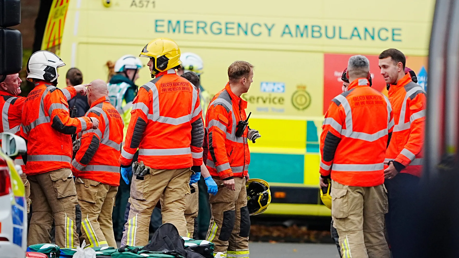 Servicios de emergencia en el lugar de un apuñalamiento en la sinagoga de la Congregación Hebrea de Heaton Park, en Crumpsall, Mánchester, Inglaterra