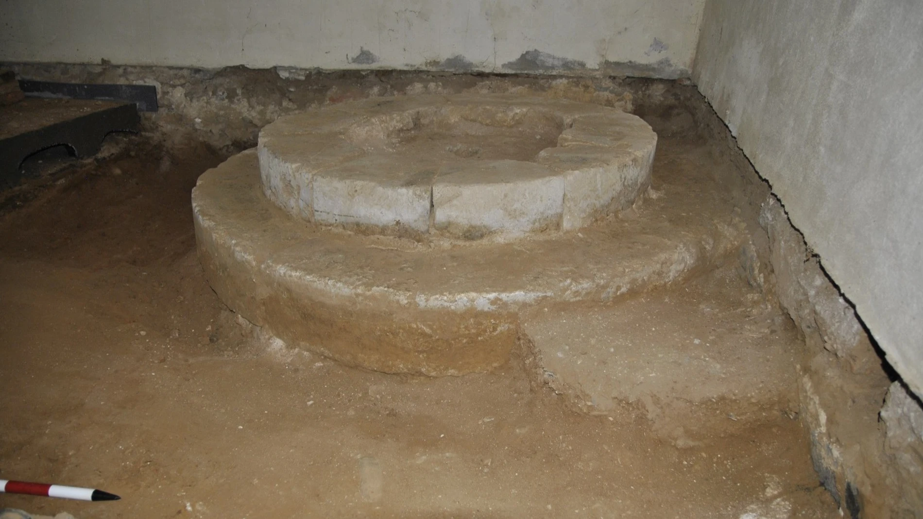 Pila bautismal medieval descubierta en Villacil de la Sobarriba