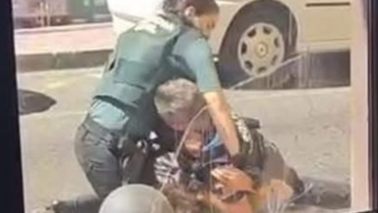 El joven que se abalanzó con un cuchillo sobre una guardia civil en La Gomera queda en libertad