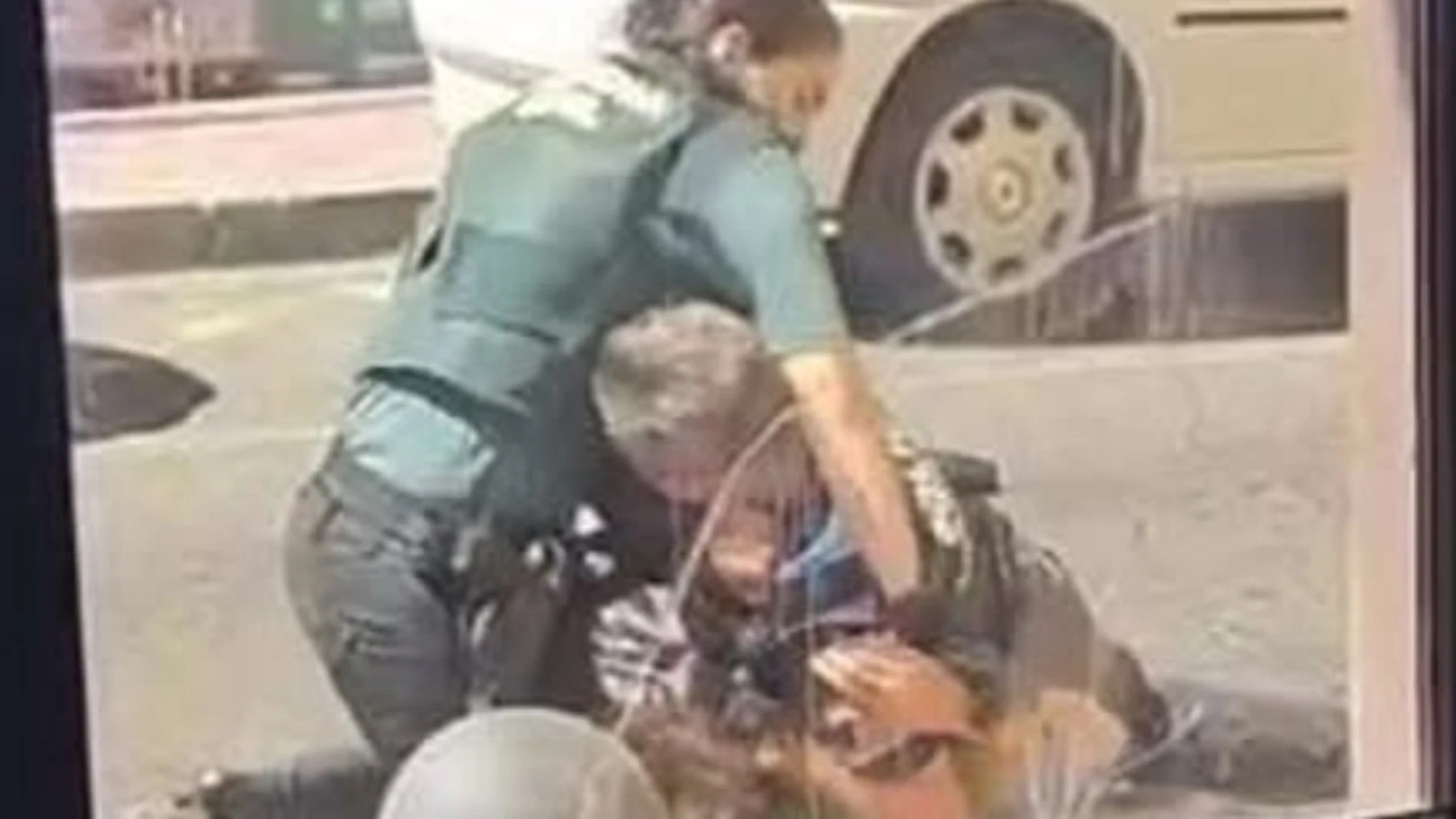 Momento exacto en el que el joven se abalanza sobre la agente de la Guardia Civil