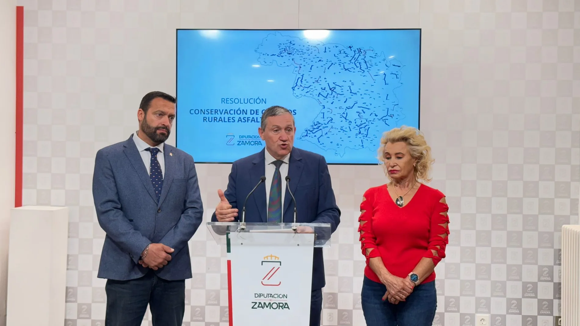 El presidente de la Diputación de Zamora, Javier Faúndez Domínguez, acompañado del diputado de Obras Municipales, Manuel Martín Pérez, y la diputada de Carreteras, Atilana Martínez Mayado, presenta el plan