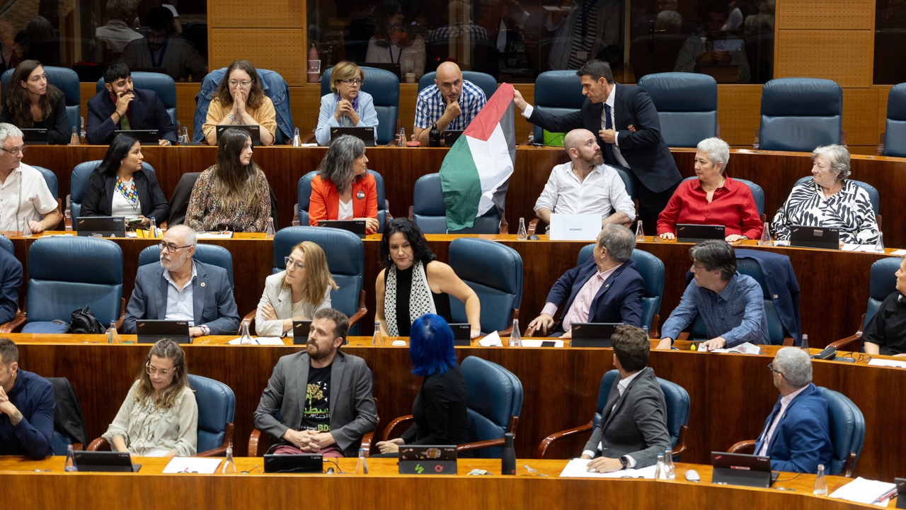 Ayuso carga contra la flotilla mientras la bandera palestina tensa la Asamblea