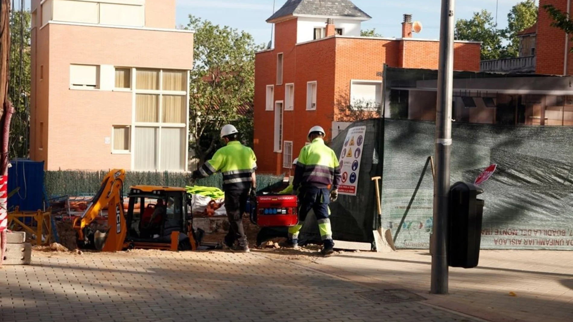 Dos trabajadores en una obra