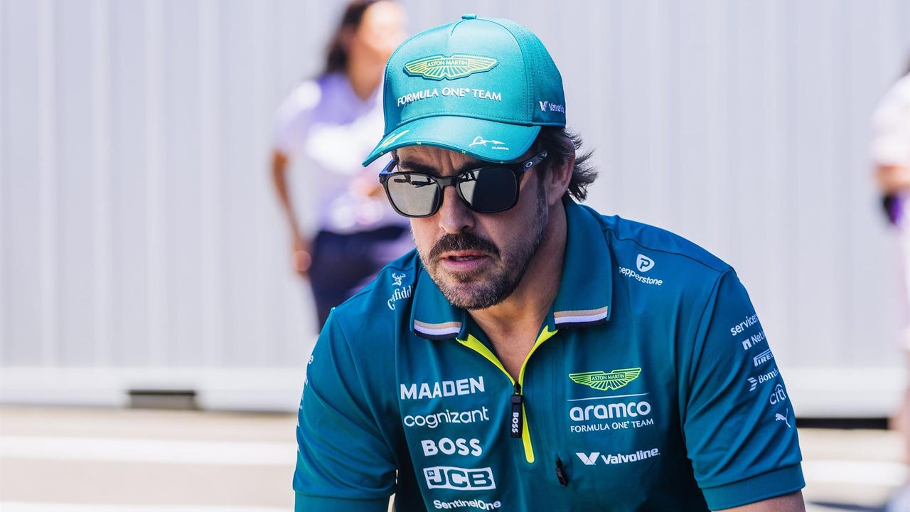 Alonso responde con un 'dardo' a Hadjar: "Cada uno corre como quiere, es su problema"