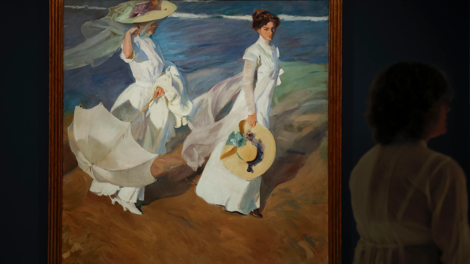 GRAFCVA9537. VALÈNCIA, 02/10/2025.- La Fundación Bancaja presenta la exposición "Sorolla. Obras maestras del Museo Sorolla", una selección de las creaciones más destacadas de la colección de pintura del Museo Sorolla y de la Fundación Museo Sorolla, como Paseo a la orilla del mar, El baño del caballo o La siesta, que se exponen en València por el cierre temporal de la casa-museo del artista en Madrid para su ampliación y rehabilitación. En la imagen una mujer hombre observa la obra "Paseo a l...