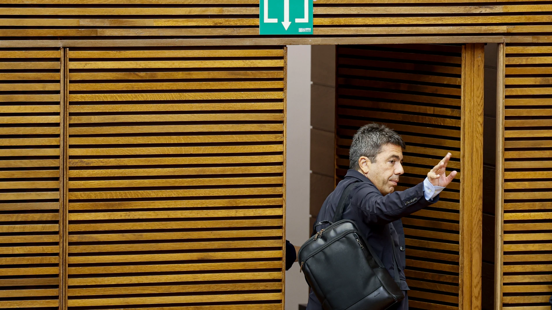 VALÈNCIA, 02/10/2025.- El president de la Generalitat, Carlos Mazón, tras contestar en Les Corts Valencianes a preguntas de los grupos parlamentarios sobre su gestión en la dana del pasado 29 de octubre, así como sobre las medidas previstas para relanzar la industria valenciana. EFE/Ana Escobar