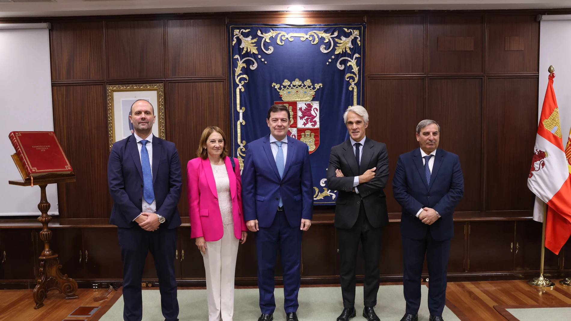 El presidente de la Junta de Castilla y León, Alfonso Fernández Mañueco, recibe, en la Sede de la Presidencia, al presidente ejecutivo de Telefónica España, Borja Ochoa, y mantiene una reunión en la que también ha participado el consejero de Movilidad y Transformación Digital, José Luis Sanz Merino