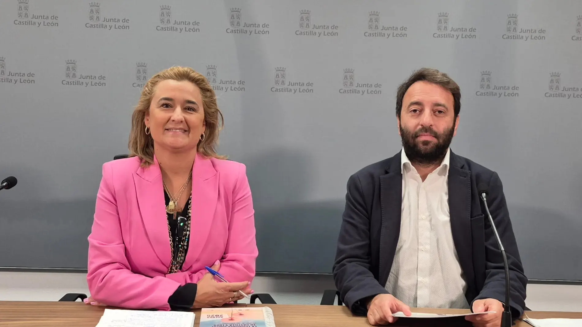 La directora general de Economía Social y Autónomos, Emma Fernández, y el presidente de la Asociación de Entidades Representativas de la Economía Social de Castilla y León (ASECYL), Pablo Sánchez, presentan el Congreso