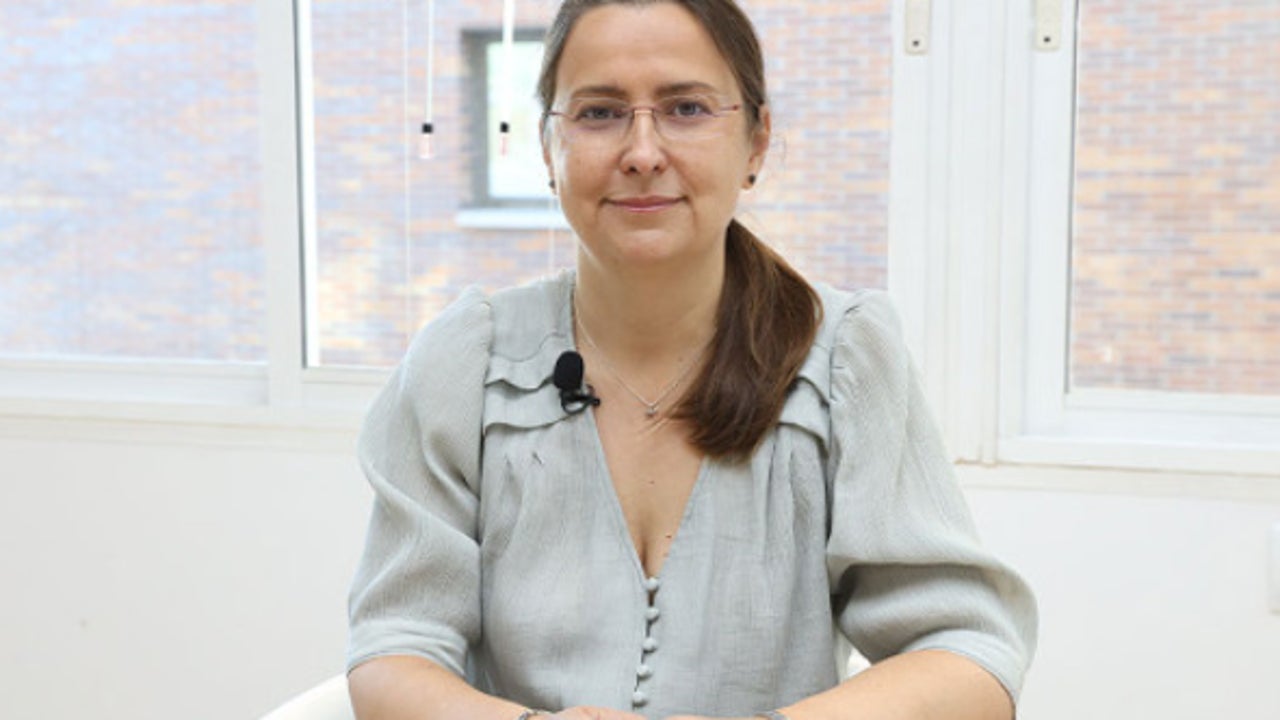 Ángela Hernández, Secretaria General de AMYTS: "Cada vez hay más gente que cuelga la bata y eso es un problema para el sistema"