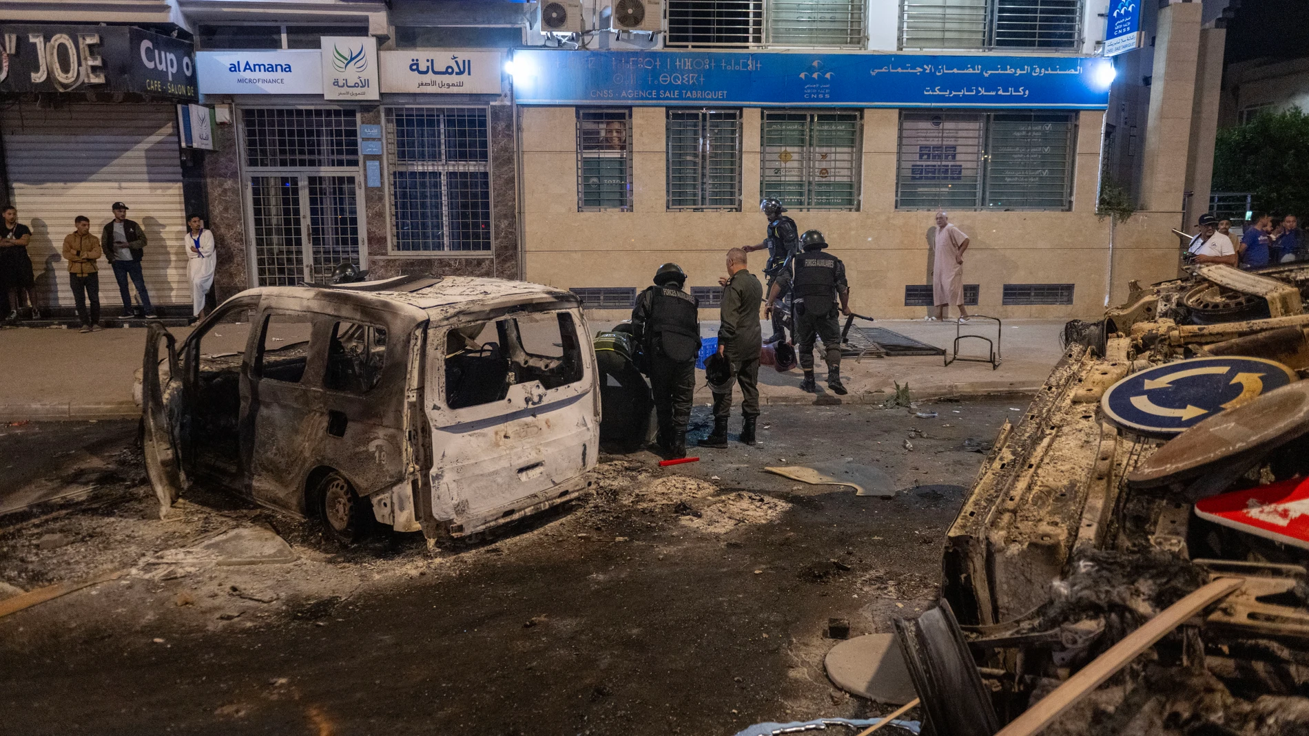 Sale (Morocco), 01/10/2025.- A burnt police vehicle is seen along a street during youth-led protests demanding health care and education reforms in Sale, Morocco, 01 October 2025. (Protestas, Marruecos) EFE/EPA/Jalal Morchidi