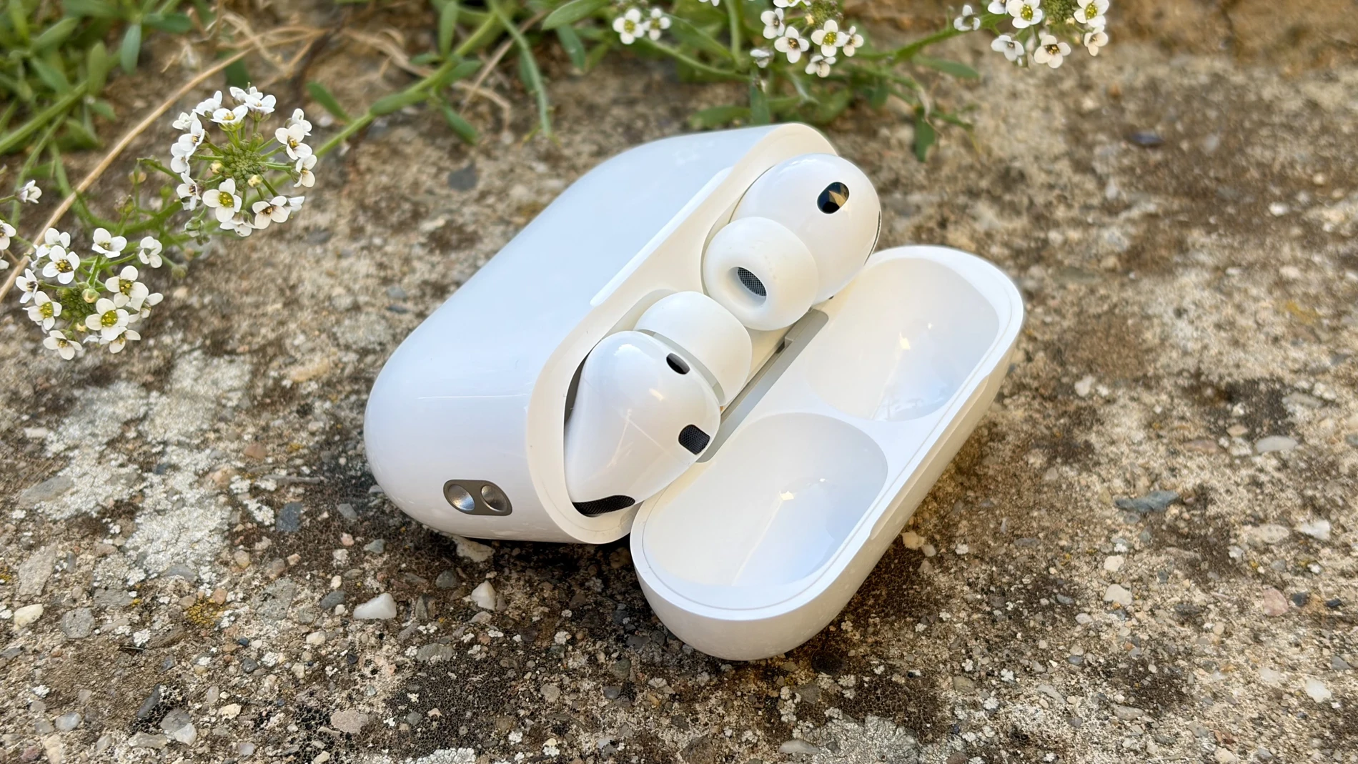 iFixit demuestra que la reparabilidad de los AirPods Pro 3 es nula.