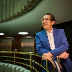 Entrevista con Enrique Arnaldo, magistrado del Tribunal Constitucional que presenta su obra “El deporte en la 