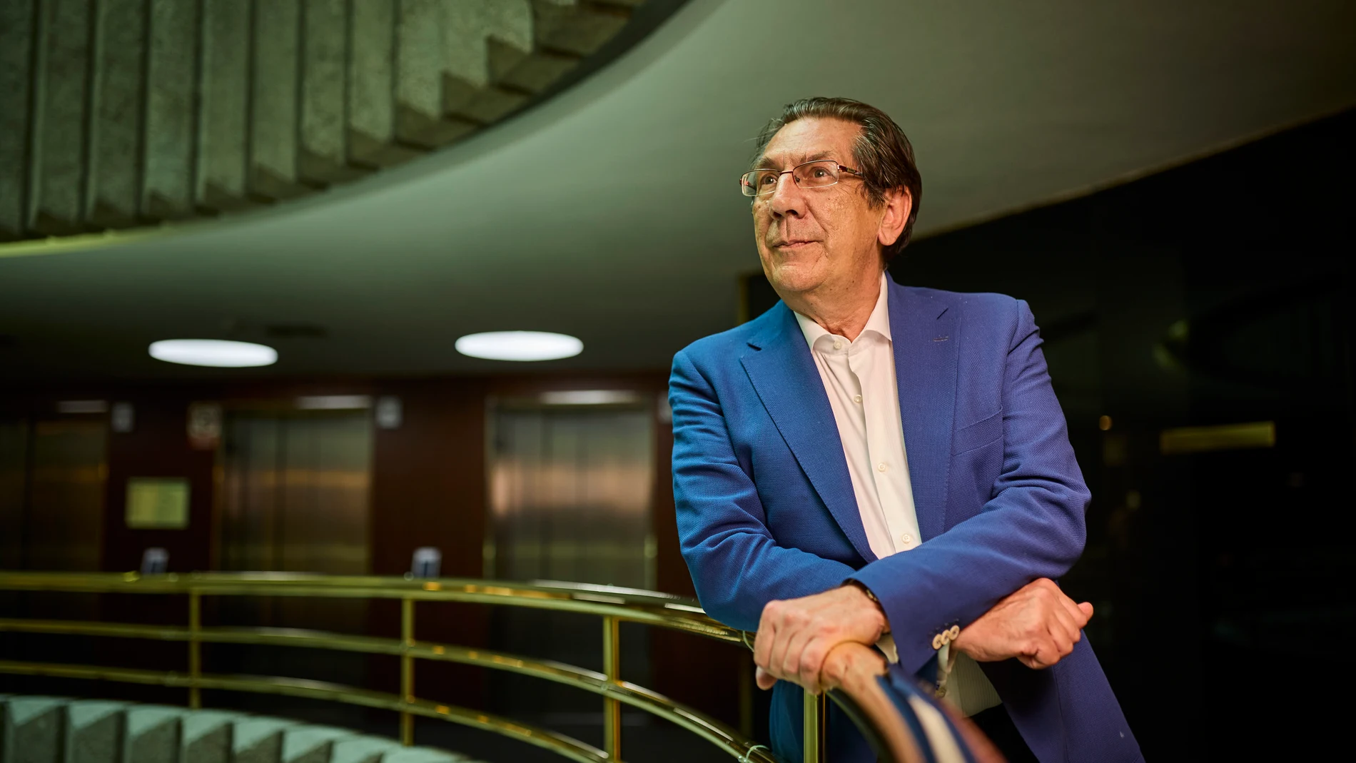 Entrevista con Enrique Arnaldo, magistrado del Tribunal Constitucional que presenta su obra “El deporte en la literatura”, un ensayo erudito y apasionado que recorre más de veinte siglos de historia cultural a través de las huellas que el deporte ha dejado en los textos de grandes escritores. © Alberto R. Roldán / Diario La Razón. 02 10 2025.