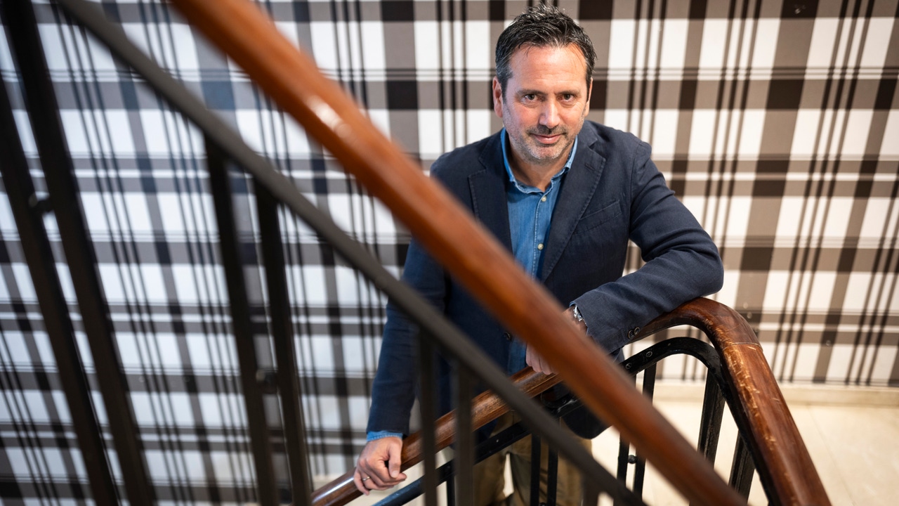 Álvaro Bilbao: «Tener padres afectuosos es un antídoto frente a los problemas de salud mental»