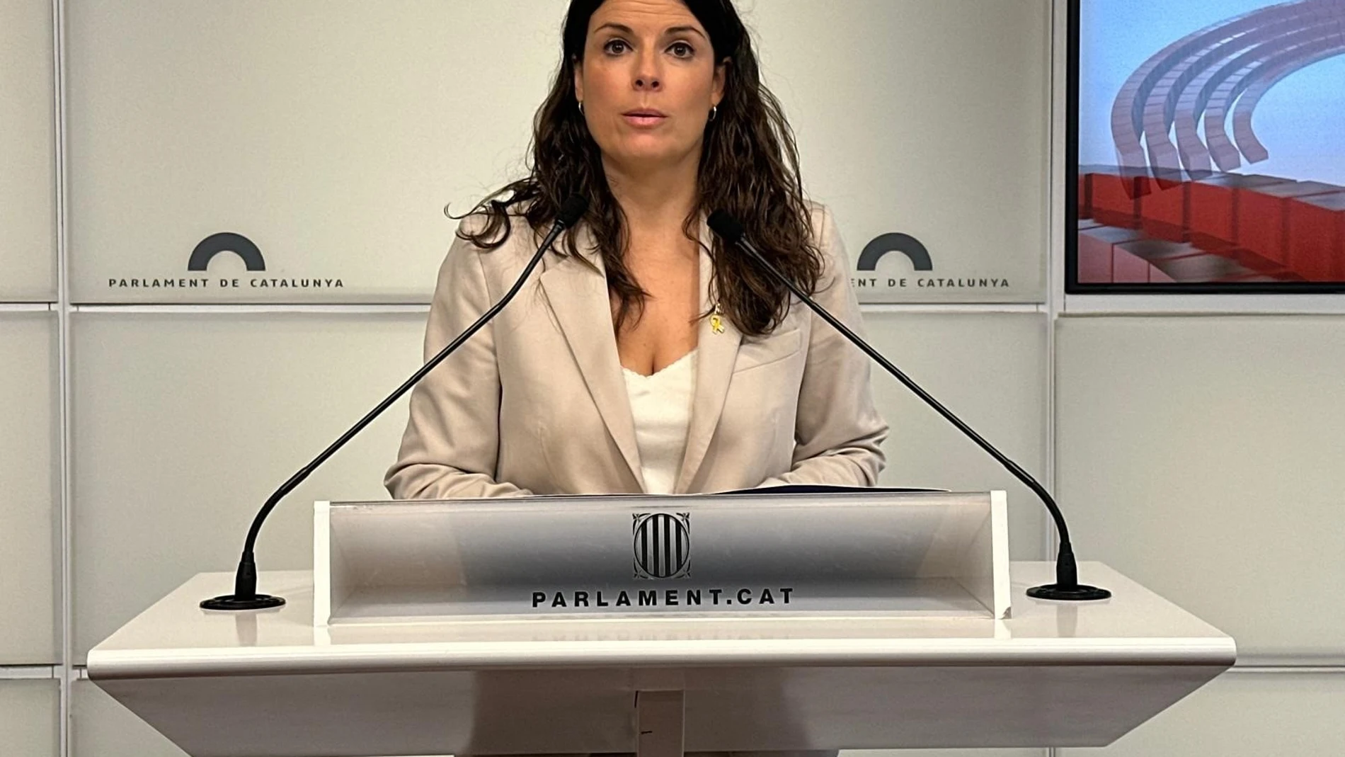 La portavoz de Junts en el Parlament, Mònica Sales, en una rueda de prensa en el Parlament tras suspenderse el pleno por la intercepción de la Global Sumud Flotilla. EUROPA PRESS 02/10/2025