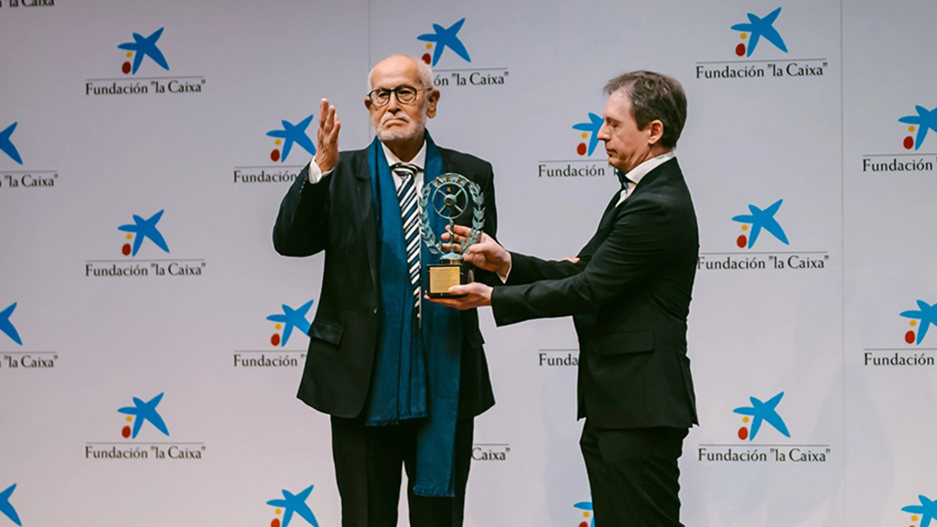 Jesús Ferreiro recibbiendo el Premio Nacional de Radio 2024