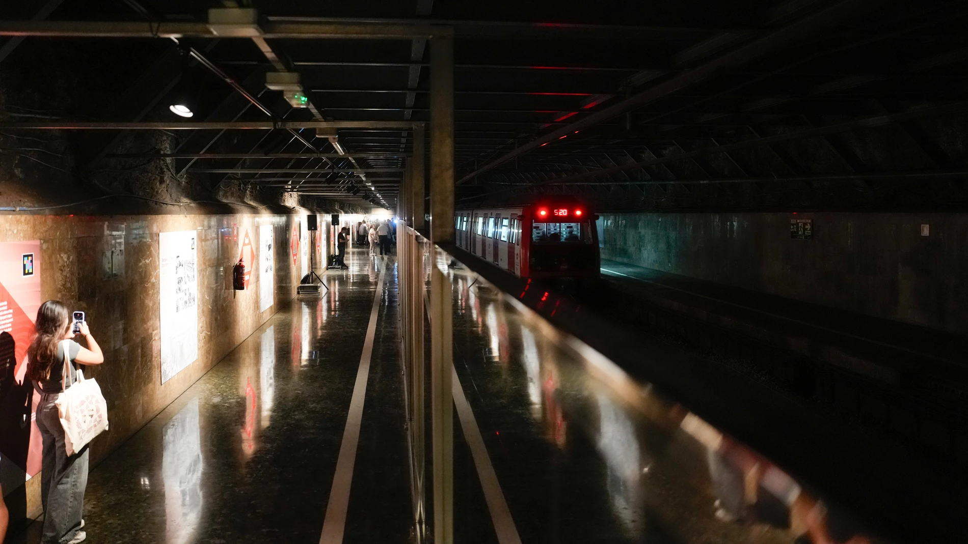 GRAFCAT2699. BARCELONA (ESPAÑA), 02/10/2025.- La estación de metro de Gaudí, en la imagen, construida en 1968 y que nunca ha entrado en funcionamiento, abrirá al público por primera vez este sábado, 4 de octubre y el domingo, 5 de octubre, dentro de los actos de conmemoración de los cien años del Metro de Barcelona.EFE/ Enric Fontcuberta