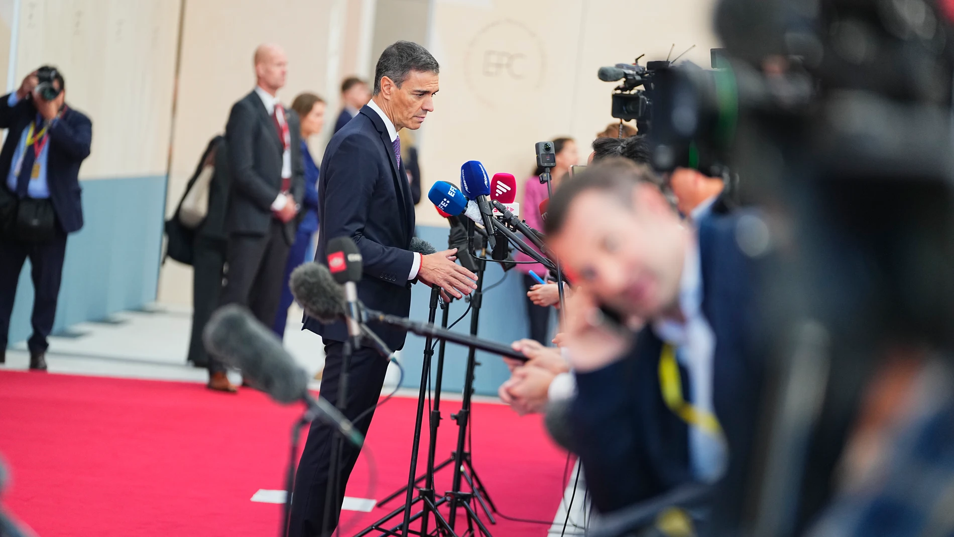 Copenhagen (Denmark), 02/10/2025.- Spain's Prime Minister Pedro Sanchez speaks to the media upon arrival for the 7th meeting of the European Political Community (EPC) in Copenhagen, Denmark, 02 October 2025. The summit, bringing together leaders from across the continent, will focus on defense and support for Ukraine, the security situation in Europe, including economic security and migration. (Dinamarca, España, Ucrania, Copenhague) EFE/EPA/THOMAS TRAASDAHL DENMARK OUT
