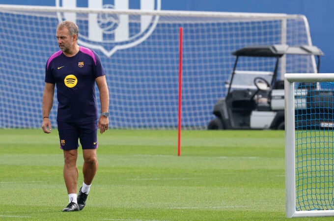 Hansi Flick, en el último entrenamiento del Barça