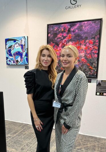 a verdadera joya de la colección fue una pintura abstracta de Elena Ksanti.