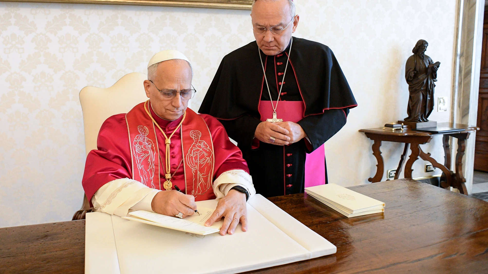CIUDAD DEL VATICANO, 04/10/2025.-El papa León XIV firma la exhortación apostólica con el título 'Dilexi te' en presencia de monseñor Edgar Peña Parra en la biblioteca privada del Palacio Apostólico en el Vaticano. EFE/ Sala Stampa Della Santa Sede SOLO USO EDITORIAL/SOLO DISPONIBLE PARA ILUSTRAR LA NOTICIA QUE ACOMPAÑA (CRÉDITO OBLIGATORIO)