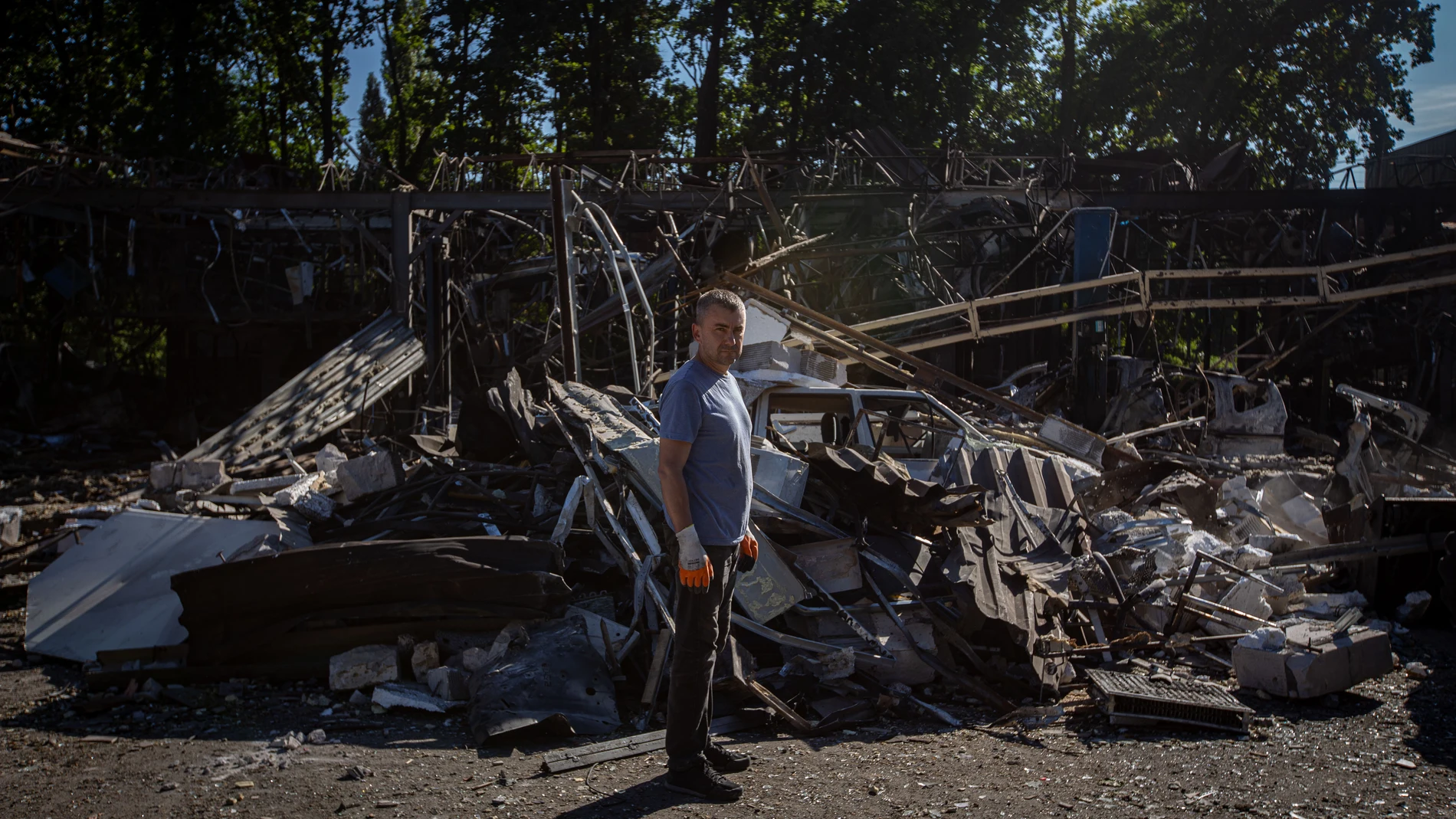 September 12, 2025, Sumy, Sumy, Ukraine: A worker stands among the remains of a car repair shop attacked by Russian drones in the city of Sumy.Europa Press/Contacto/Francisco Richart12/09/2025 ONLY FOR USE IN SPAIN