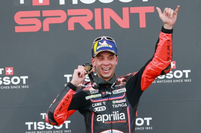 Marco Bezzecchi celebra en el podio su triunfo en la Sprint