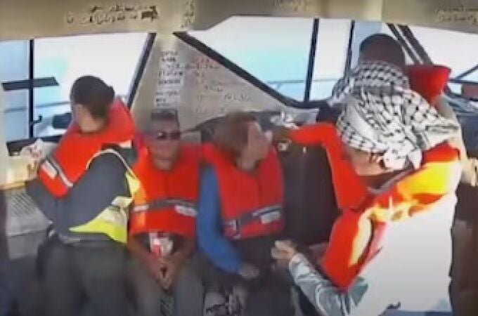 Momento en el que la tripulación de la Flotilla tira sus teléfonos al mar.