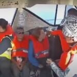 Momento en el que la tripulación de la Flotilla tira sus teléfonos al mar.