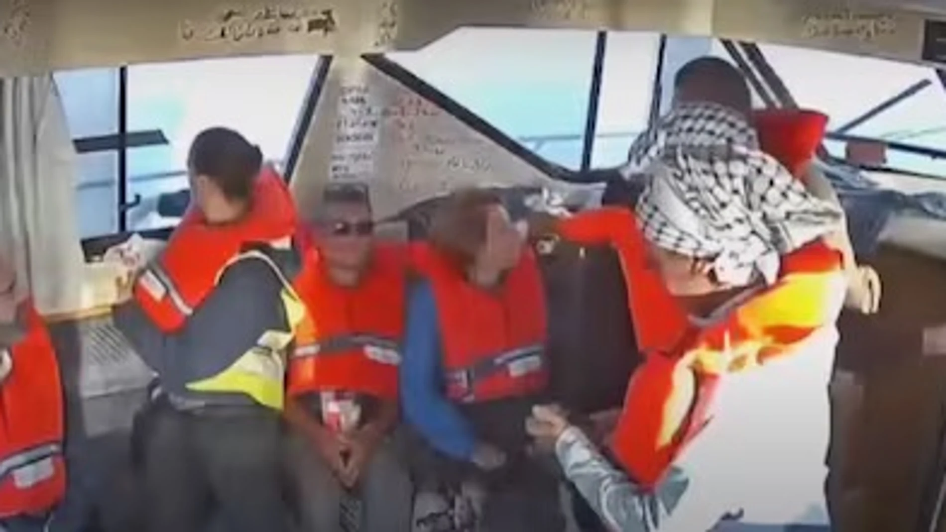 Momento en el que la tripulación de la Flotilla tira sus teléfonos al mar.
