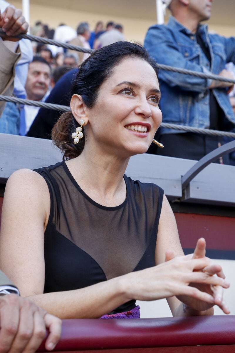 Ayuso con top de transparencias.