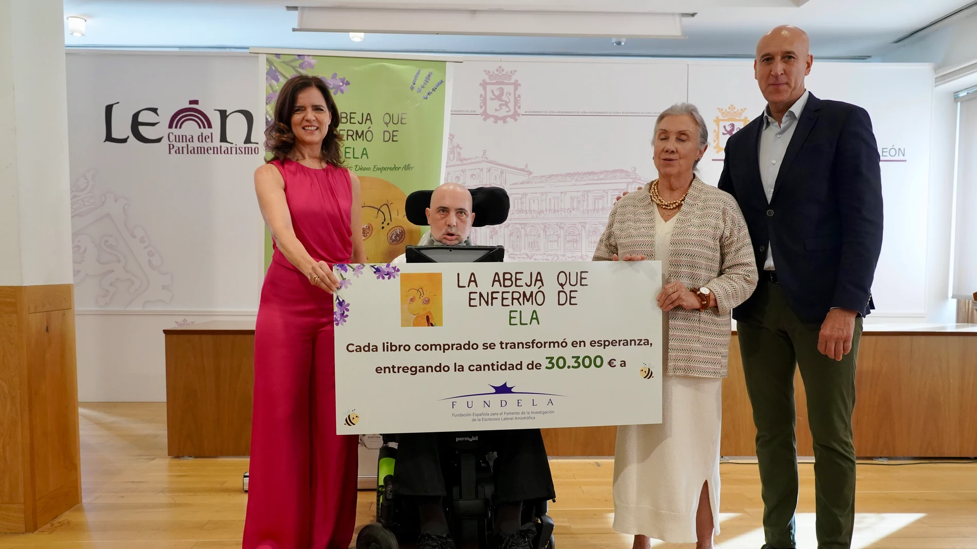 El alcalde de León, José Antonio Diez, junto a Urbano González y representantes de Fundela, dan a conocer los resultados del proyecto benéfico ‘La abeja que enfermó de ELA’