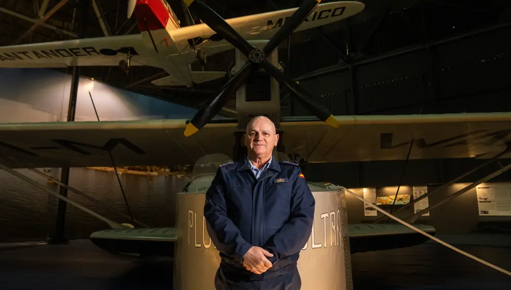 El teniente coronel Marcelino Sempere, ante la réplica del Plus Ultra del museo de Cuatro Vientos