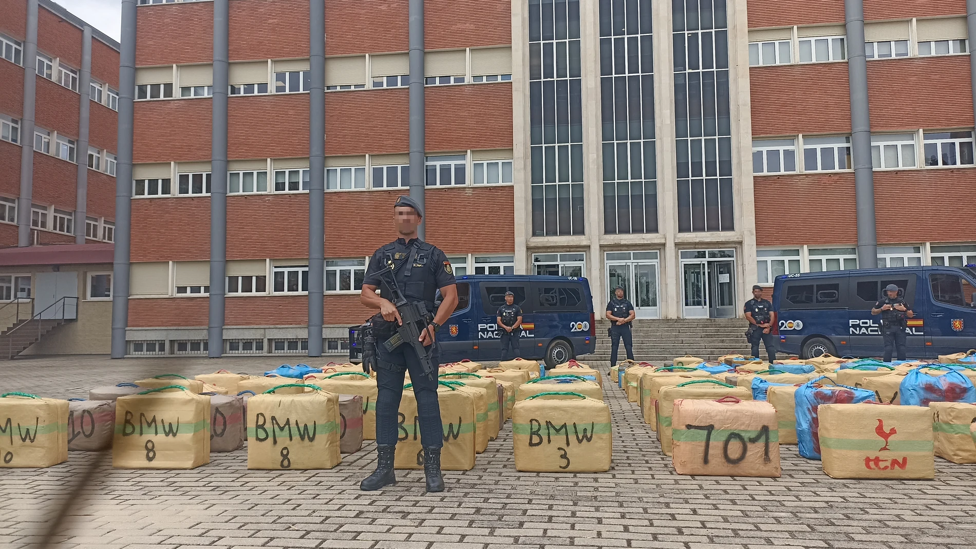 Los fardos de hachís estuvieron expuestos en el complejo policial de Canillas antes de proceder a destrucción final cuando el juez así lo autorice.