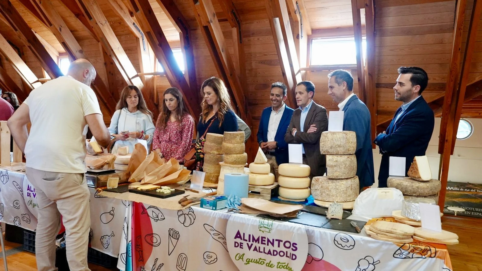 El presidente de la Diputación de Valladolid, Conrado Íscar, durante su visita a Vallaqueso