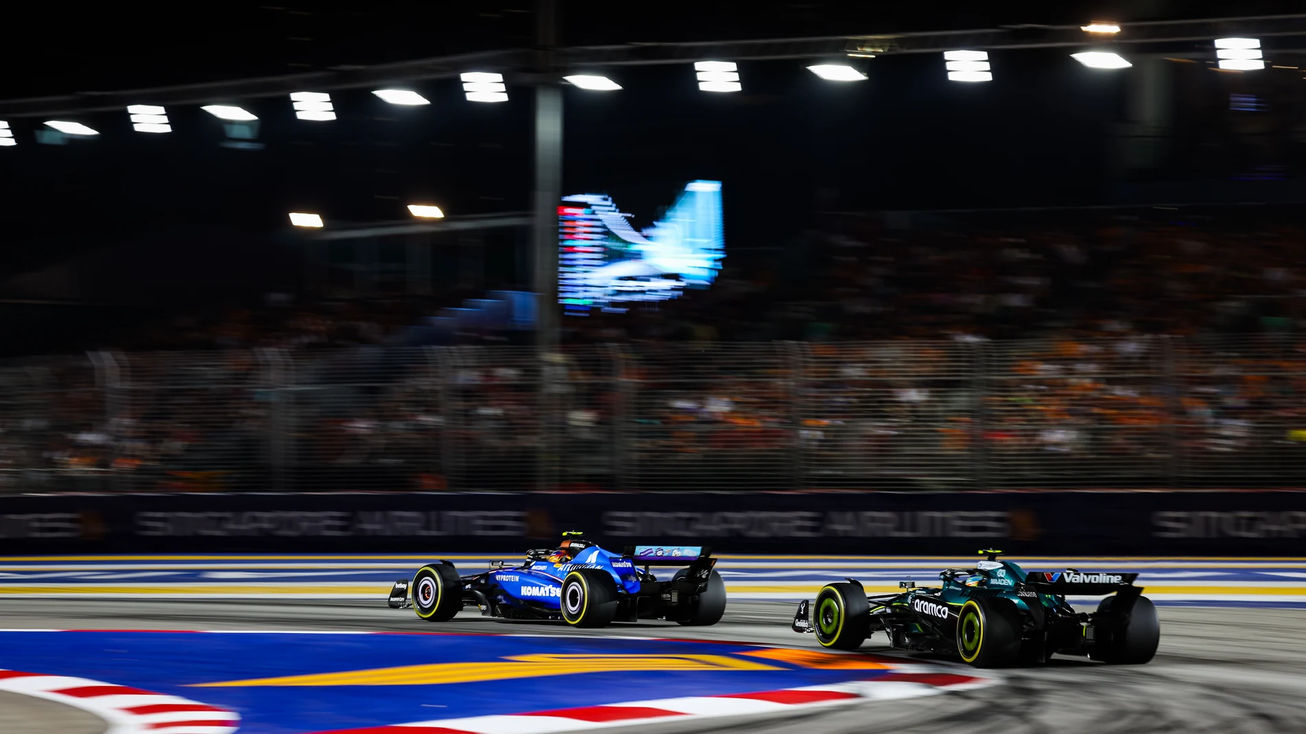55 SAINZ Carlos (spa), Williams Racing FW47, 14 ALONSO Fernando (spa), Aston Martin F1 Team AMR24, action during the 2025 Formula 1 Singapore Grand Prix, 18th round of the 2025 FIA Formula One World Championship from October 3 to 5, 2025 on the Marina Bay Street Circuit, in Singapore - Photo Florent Gooden / DPPI AFP7 05/10/2025 ONLY FOR USE IN SPAIN