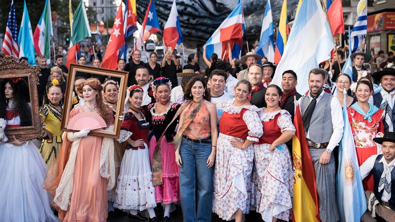 Miles de personas, en la Gran Cabalgata de la Hispanidad, por la Gran Vía de Madrid
