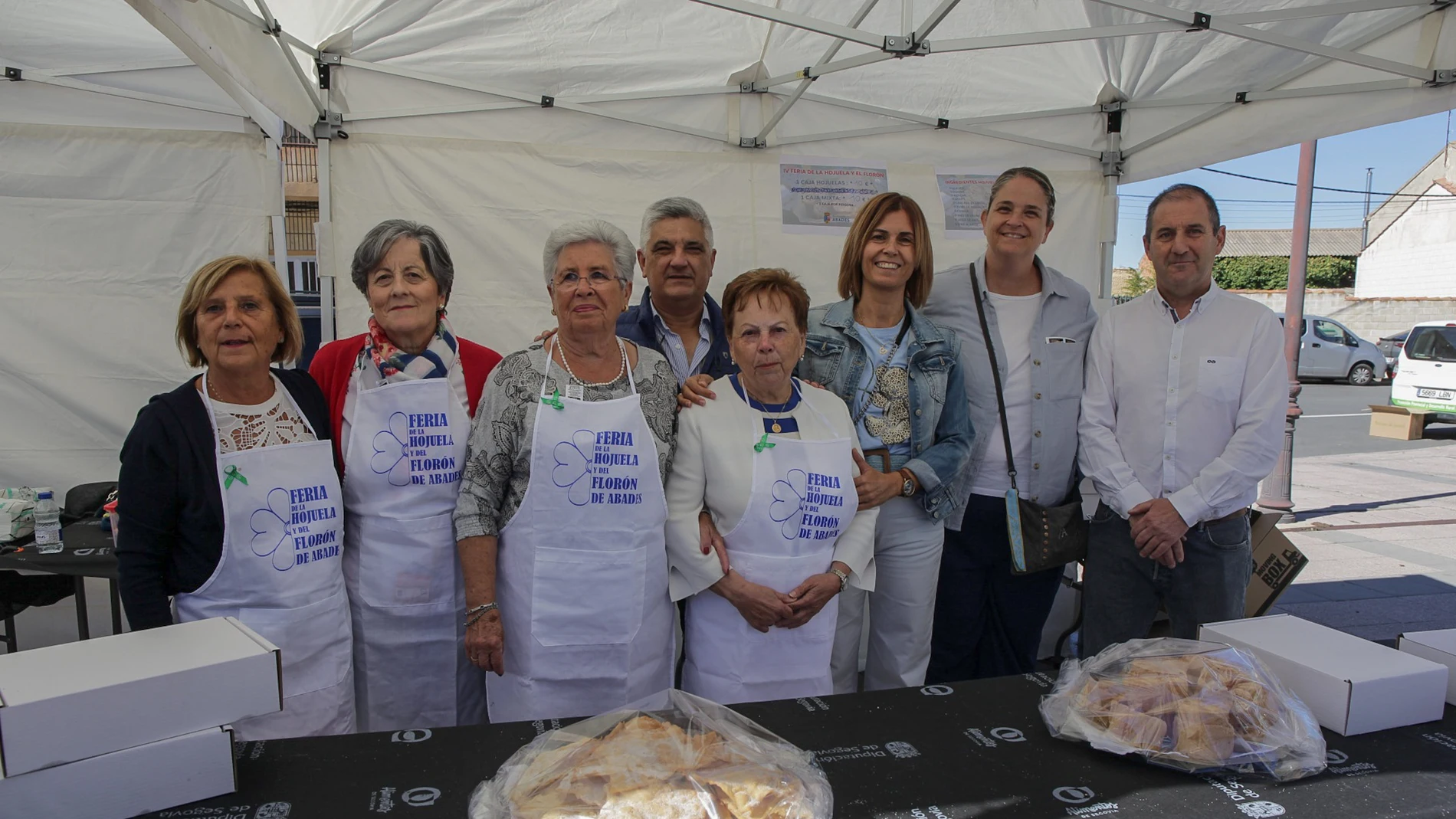 La diputada de Promoción Provincial y Desarrollo Rural Sostenible y alcaldesa de Abades, Magdalena Rodríguez, visita la octava parada de la Caravana de Alimentos de Segovia