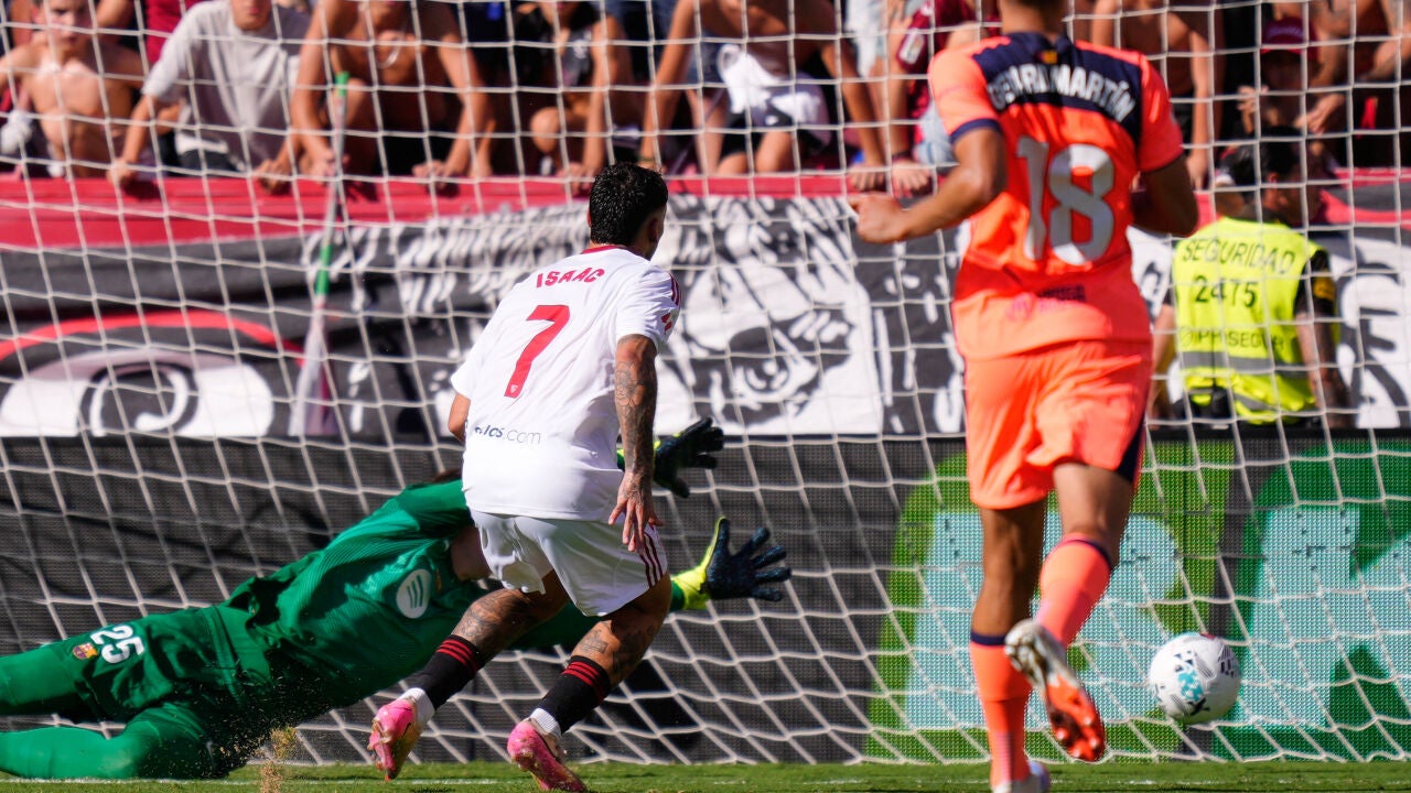 El Sevilla derrota al Barça y lo llena de dudas (4-1)