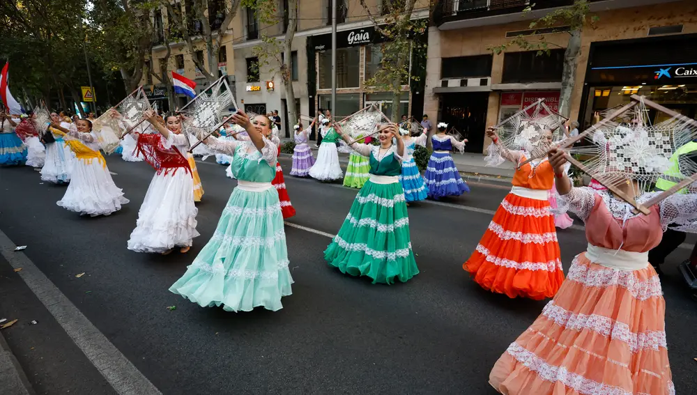 La Comunidad de Madrid celebra su Gran Cabalgata de la Hispanidad con la participación de agrupaciones folclóricas de América Latina