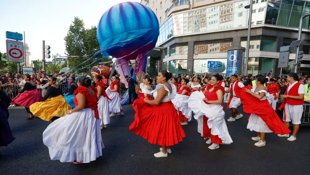 La Comunidad de Madrid celebra su Gran Cabalgata de la Hispanidad con la participación de agrupaciones folclóricas de América Latina