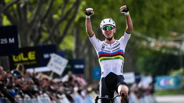 Pogacar celebra su victoria en el campeonato de Europa
